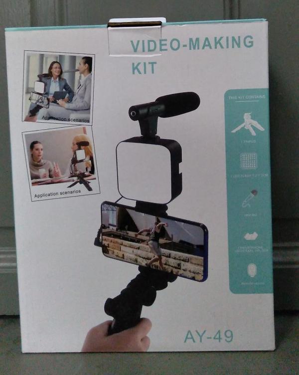 ESTABILIZADOR DE CELULAR PORTATIL CON LUZ  LED + MICROFONO + CONTROL REMOTO   (AY-49) NEGRO