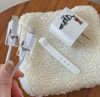 ESTUCHE PARA CUBO Y ENTRADAS DE CABLE TRANSPARENTE CON DISE&Ntilde;O